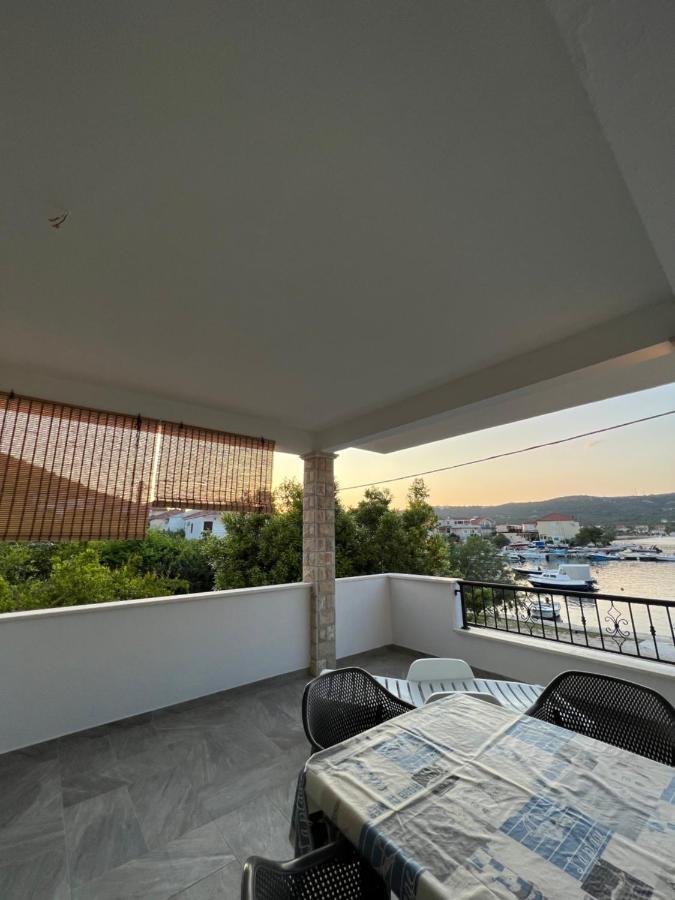 Apartmani Tamaris Vinišće Buitenkant foto